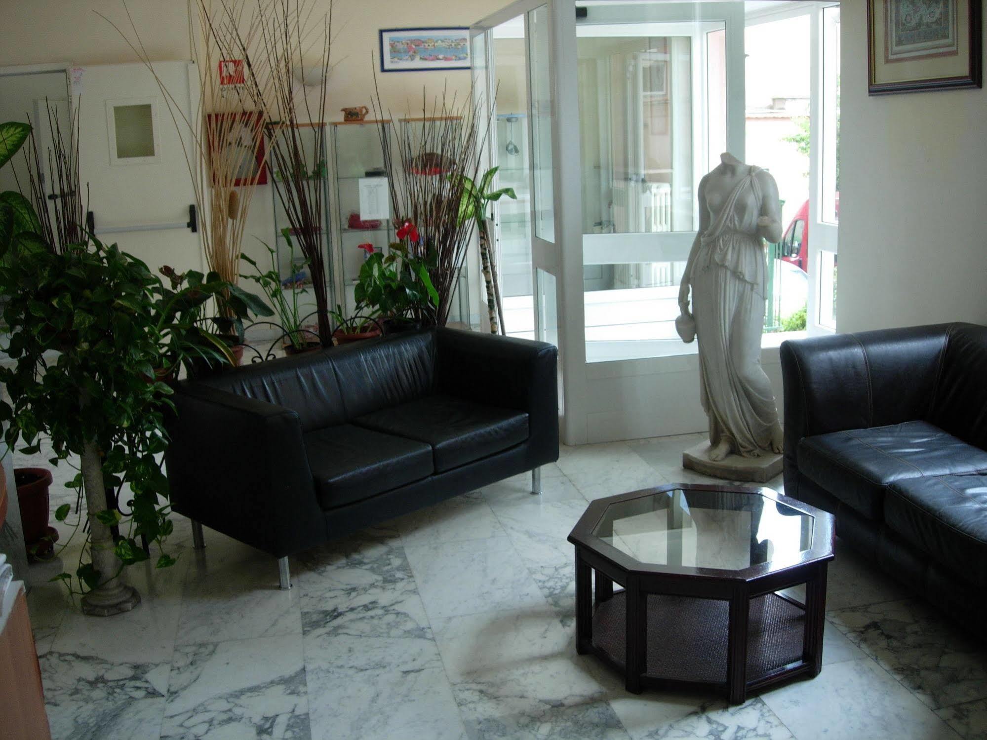 Foresteria Roma Esercito Della Salvezza ภายนอก รูปภาพ